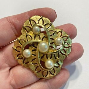 Gold & faux pearl brooch Celtic knot theme pin